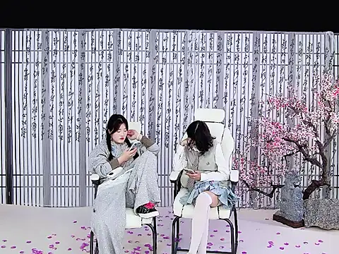 YelpingCanis Show in webcam