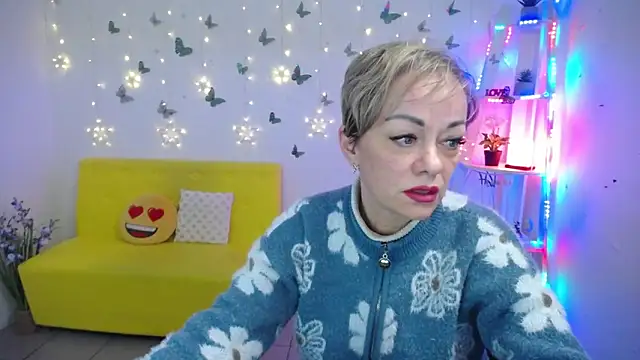 NikaMayu élő XXX-chatje