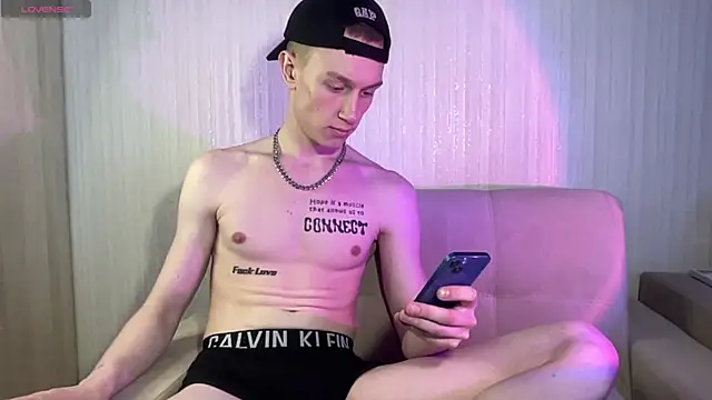 Show modela Travis_Gracile na web-kameri