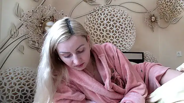 Yourrealgirl Show in webcam