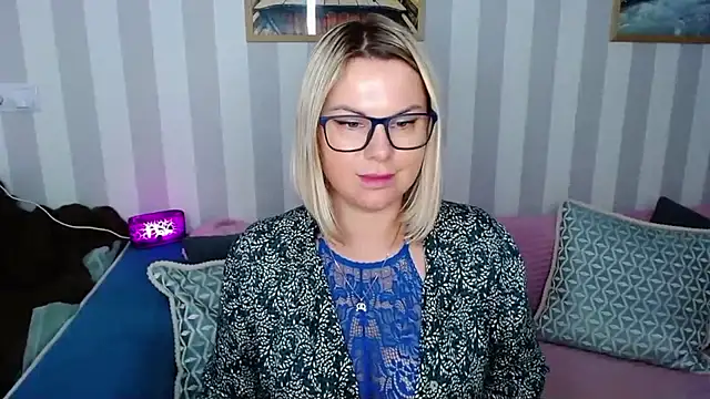 MonaLisaG's Live XXX Chat