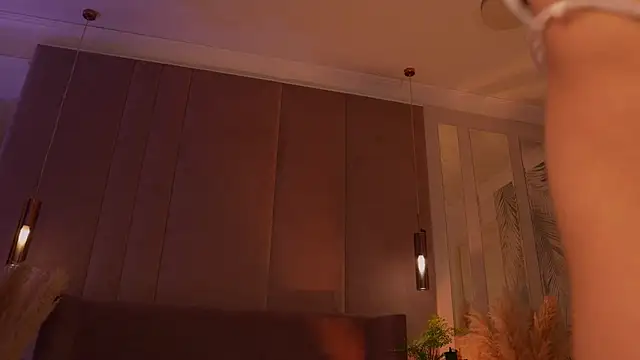 AdoraCortes: онлайн-секс-чат