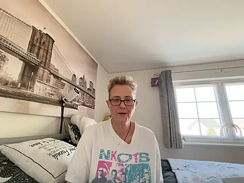 Curvy-Jinx's Live XXX Chat