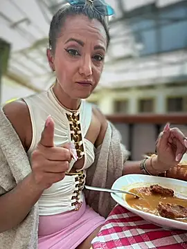 adya-alyn Webbikameraesitys