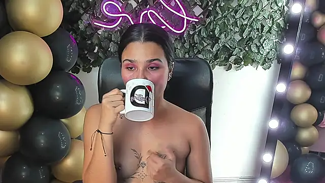 DestinyHills: онлайн-секс-чат