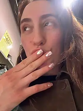 Tiny_Anny: διαδικτυακό σόου στην κάμερα