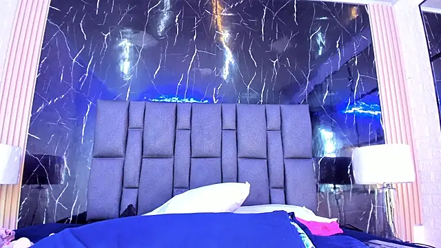 BustyGlow: απευθείας συνομιλία ΧΧΧ