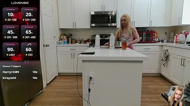 Blondiewithanass: онлайн-секс-чат