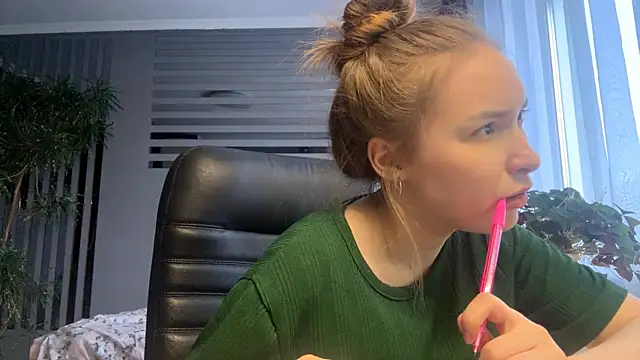 Milaissocute: онлайн-секс-чат