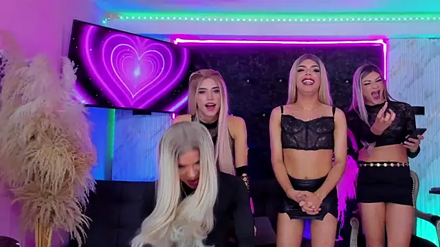 Queens_Wonders_Blonders' Webcam Show