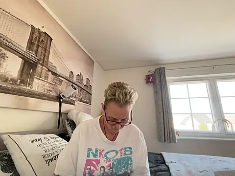 Curvy-Jinx's Webcam Show