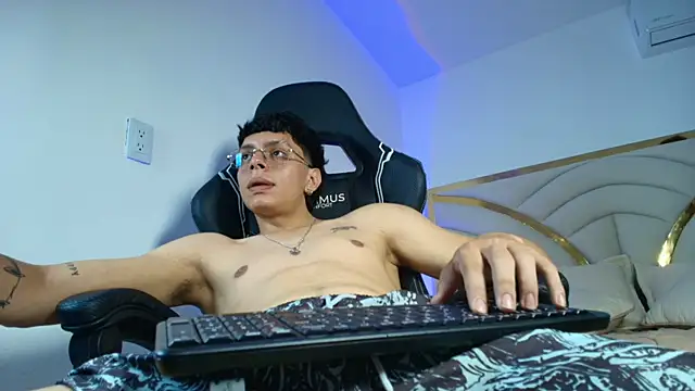 Milo_Storm: вебкам-шоу