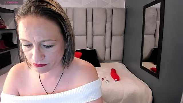 Charlot_milf 即時 XXX 聊天