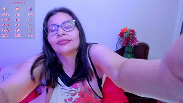 esmeralda_milf Adlı Modelin Canlı XXX Sohbeti