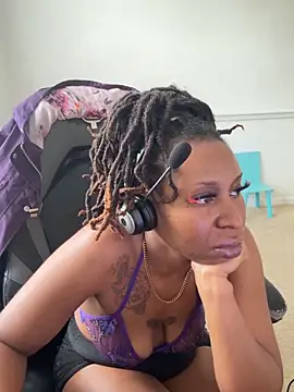 LeyaHoneybuns Show in webcam