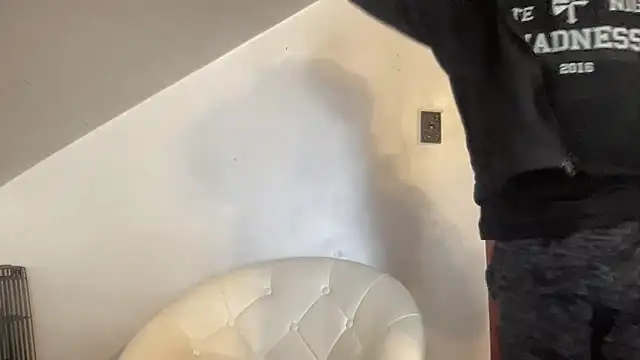 Outofhisleague_ Show in webcam