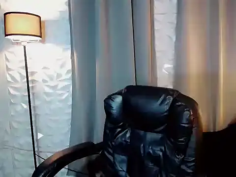 prince_elaijah: διαδικτυακό σόου στην κάμερα