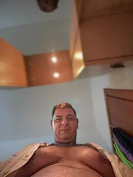 SecretlyDD: διαδικτυακό σόου στην κάμερα