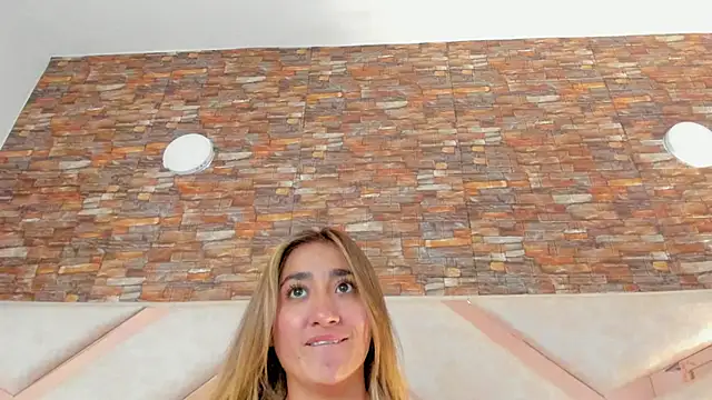 Chat +18 de lucy_davies ao vivo