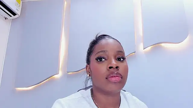 Chatroom XXX en direct de EmilyDiaaz