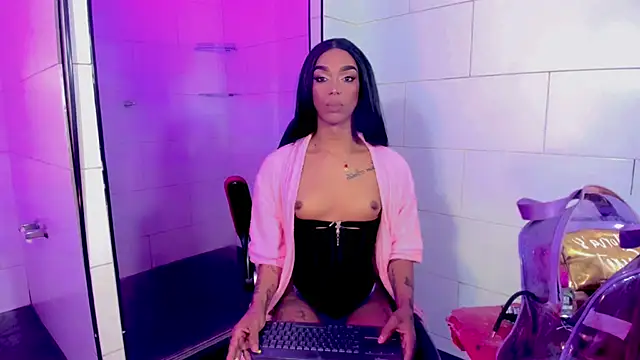 nickyminach_: διαδικτυακό σόου στην κάμερα