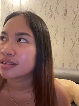 Ponthip élő XXX-chatje