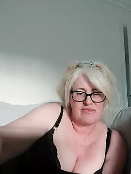 FlirtyFleur-x webkamerás műsora