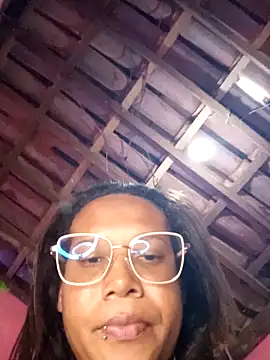 Sraveneno Adlı Modelin Canlı XXX Sohbeti