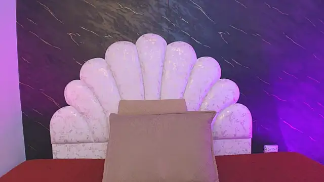 Chat +18 de _MiaBrown_ ao vivo