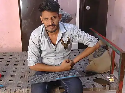 HotXKrish: διαδικτυακό σόου στην κάμερα