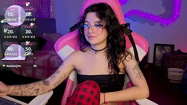 larah_uwu Chat XXX live