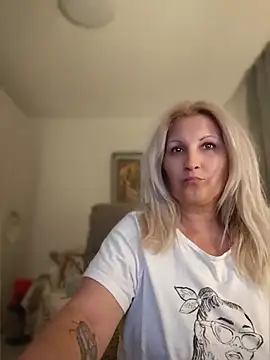 Divineblond's Live XXX Chat