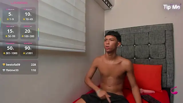 Little_Twink19x: διαδικτυακό σόου στην κάμερα