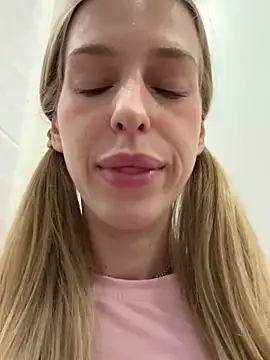 kira_mia Webcam Show