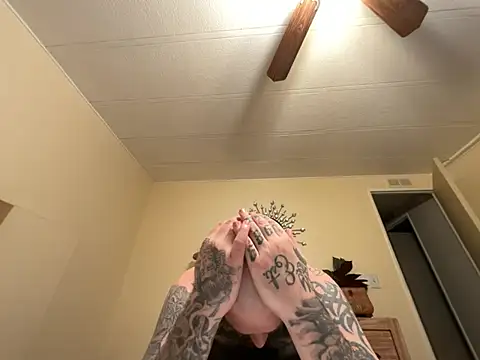 nATTy_gOD_official01: διαδικτυακό σόου στην κάμερα