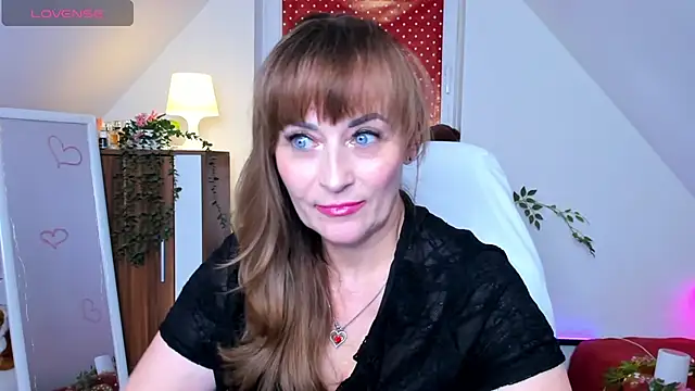 naughtymilane Chat XXX live