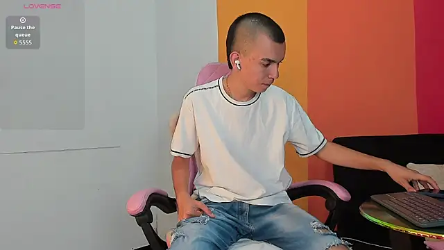 Rowan_Cley 现场XXX聊天