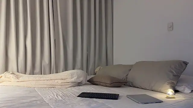 Miia_Vega_ Chat XXX in diretta