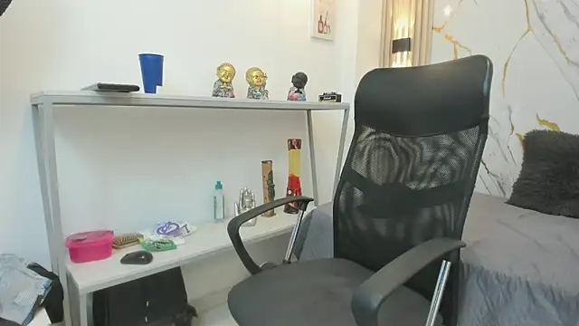 Show modela Zayn_Fox32 na web-kameri