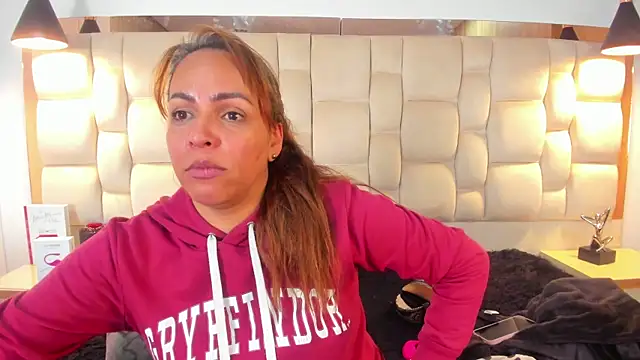 Helenn_Moore élő XXX-chatje