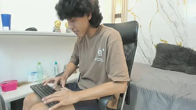 Show modela Zayn_Fox32 na web-kameri