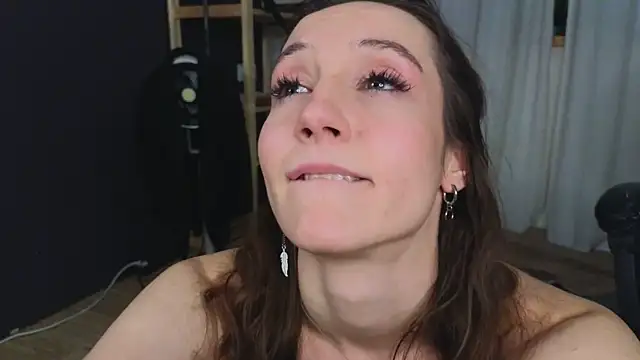 laracroftmansion élő XXX-chatje