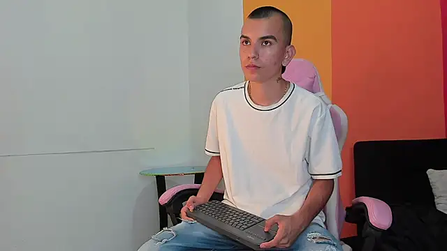 Rowan_Cley Chat XXX in diretta