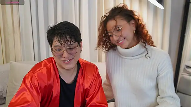 Mia_and_Belmonth Show in webcam