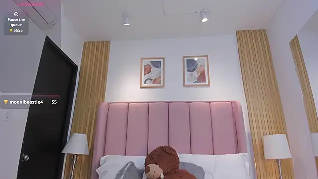 Chloe_Thomsoon_ Show in webcam