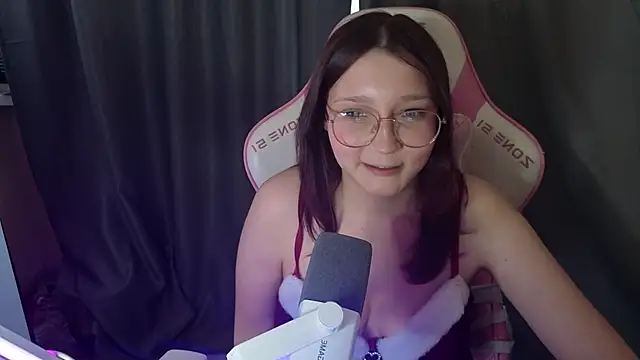 PinkiiAuraのライブXXXチャット