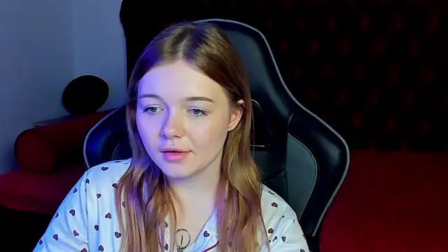 ElinaVale élő XXX-chatje