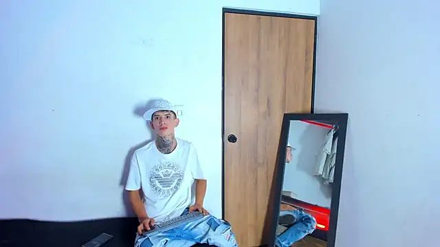 Darwinstark_: διαδικτυακό σόου στην κάμερα