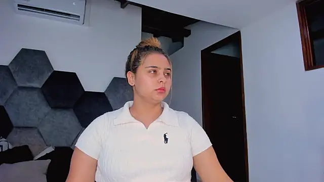 แชท XXX สดของ MikaelaStone