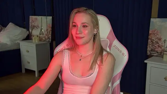 Chat +18 de ElaraVoltage ao vivo